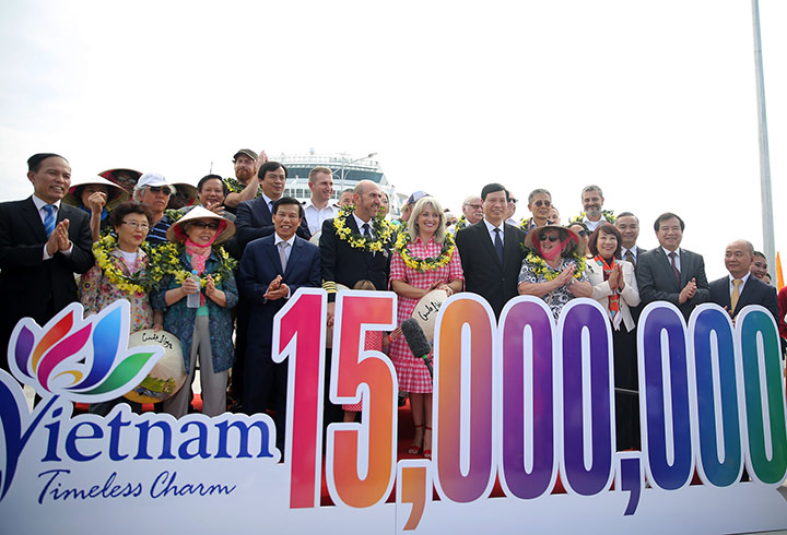 The 15 Millionth International Visitor to Vietnam Arrives on Cruise Yacht