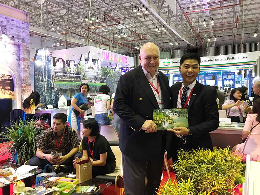  M. Linh, PDG de Mr Linh's Adventures avec un associé au ITE HCMC