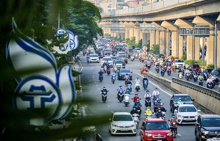 Hanoi traffic starts bustling again