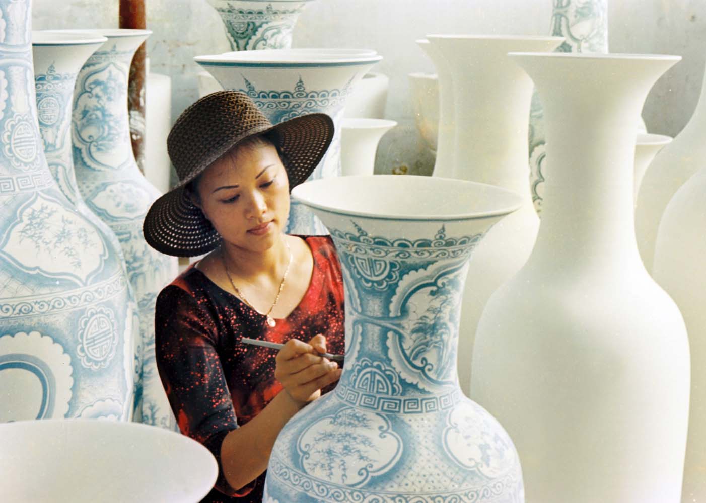 Manual decoration for ceramic products