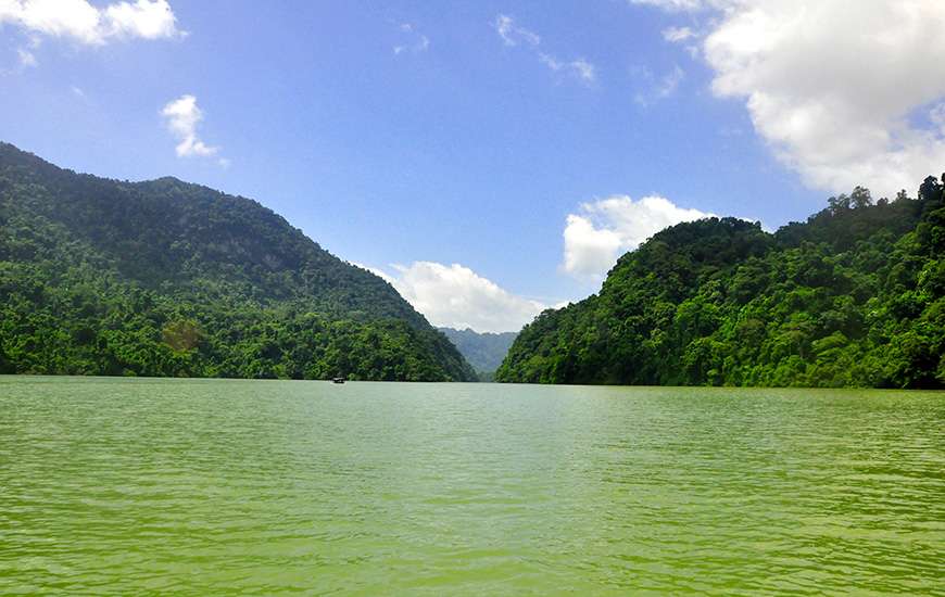 sur le lac Ba Be, Ba Be national parc