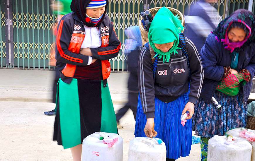 le vin de mais est la grande boisson consommée par les Hmong, visite de Ha Giang, Happy Water