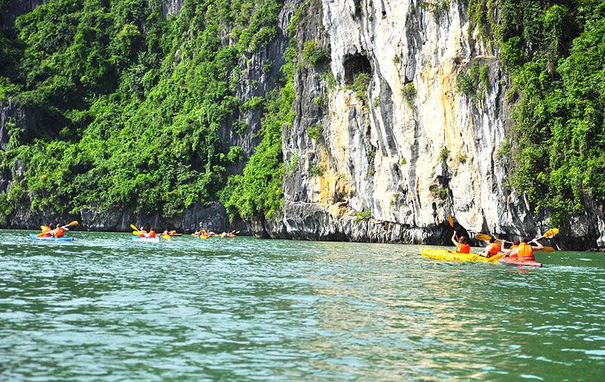 canoe-kayak sur la Baie d'Halong, kayak Ha Long, visite baie d'Halong
