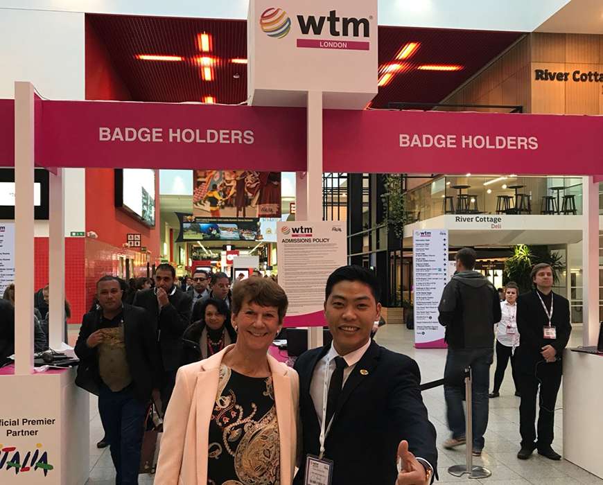 M.Linh et Mme Lois, Responsable Marketing de Mr Linh’s Adventure au WTM Londre 2017
