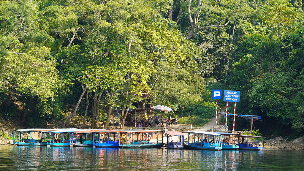 Tham Phay caving tour & kayaking Ba Be lake 2 days 1 night