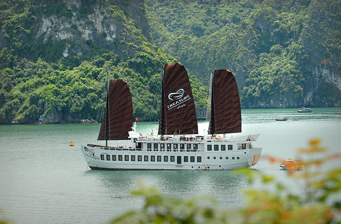 reasure Junk  Bai Tu Long Bay