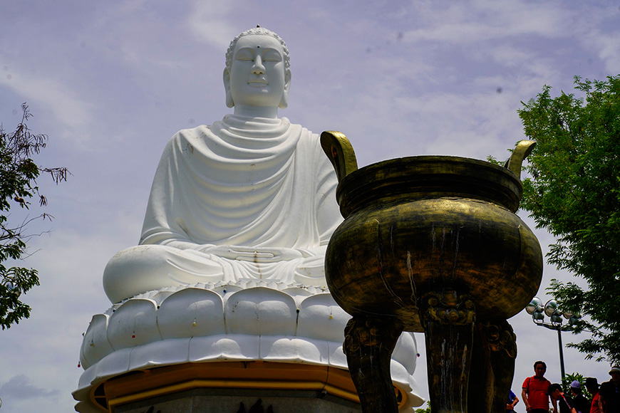 Long Son Pagoda white-bouddha