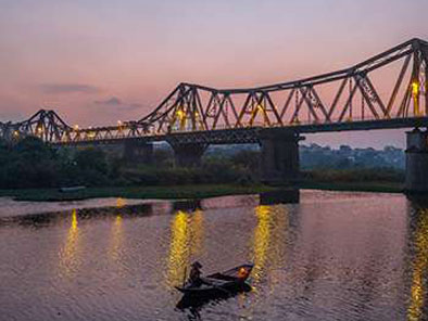 Live under Long Bien Bridge