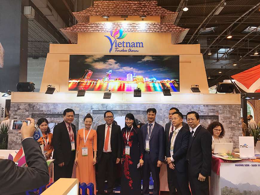 L'équipe de responsables du tourisme vietnamien au salon IFTM Top Resa