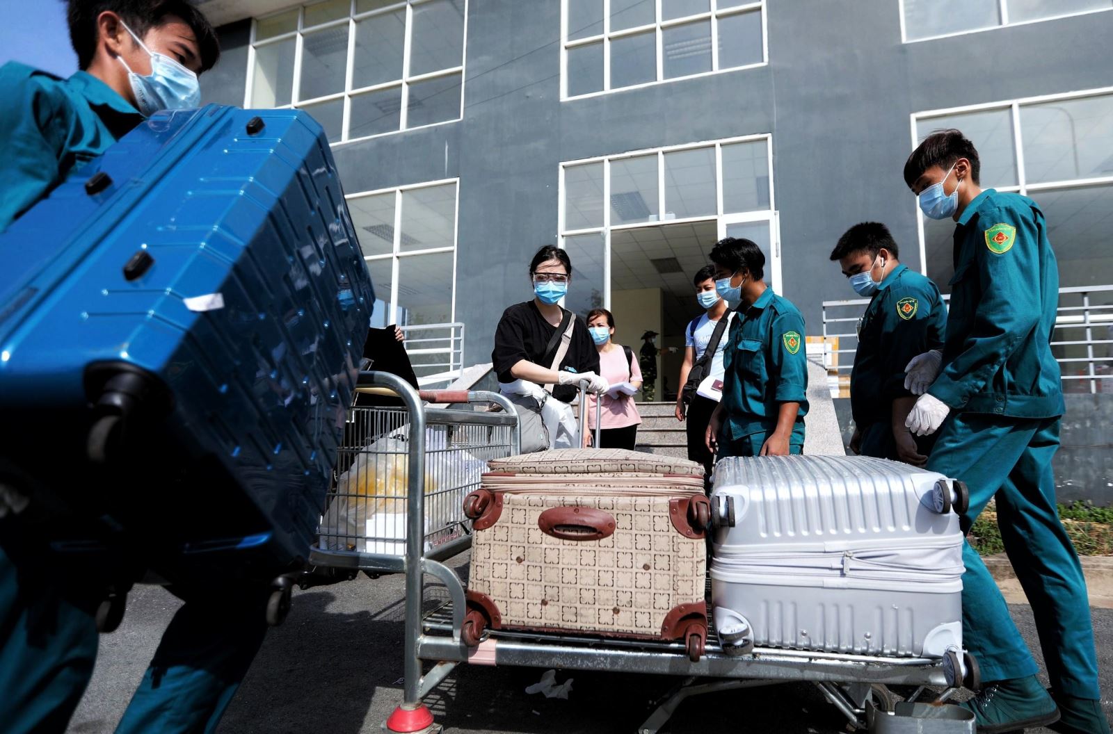 The students return to the dormitory