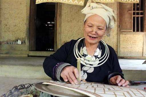 Traditional costume of Dao Tien women