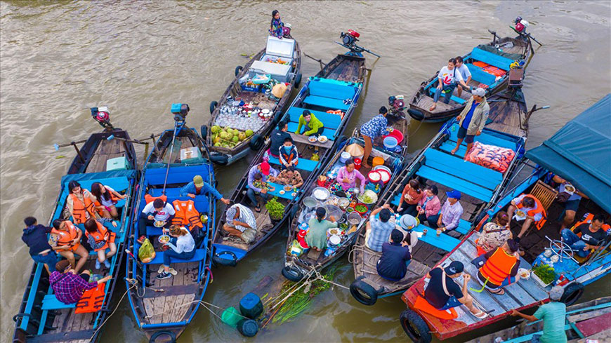 Le bateau plein de marchandises  sur le marché flottant de Cai Rang
