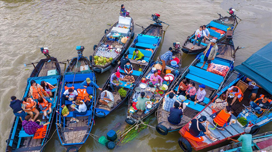 Le bateau plein de marchandises sur le marché flottant de Cai Rang