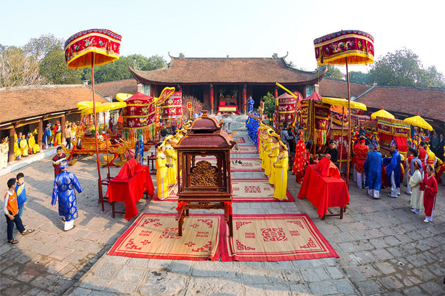 Preparing for the procession at Co Loa Festival