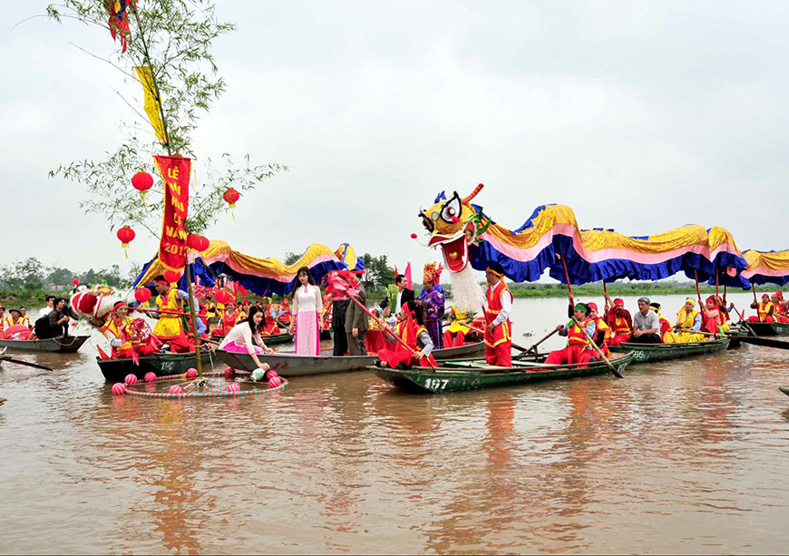 The water procession ritual on the Hoang Long river