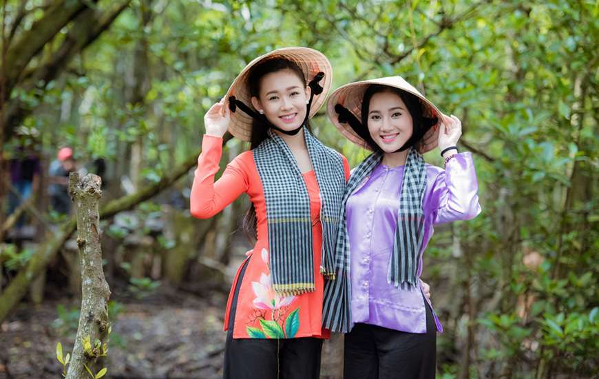 Vietnam Ao Dai Vietnamese woman in Ao Dai traditional dress