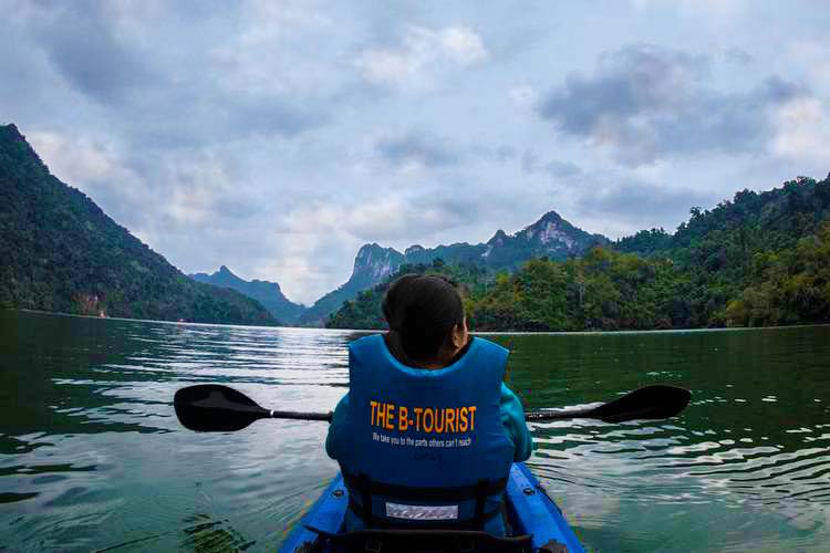 Balade en kayak sur le lac de Ba Be
