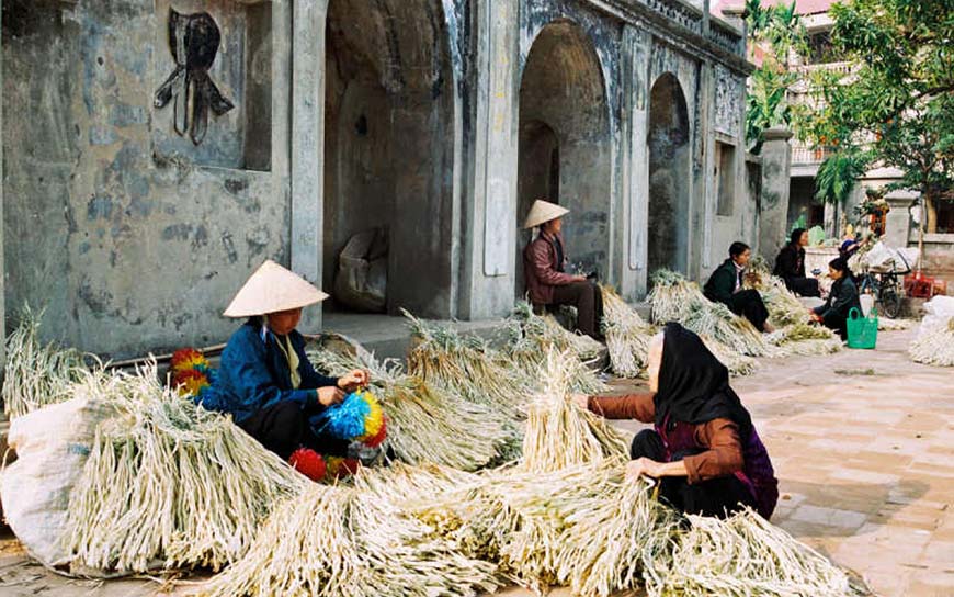 A coin at the traditional market of Chuong village