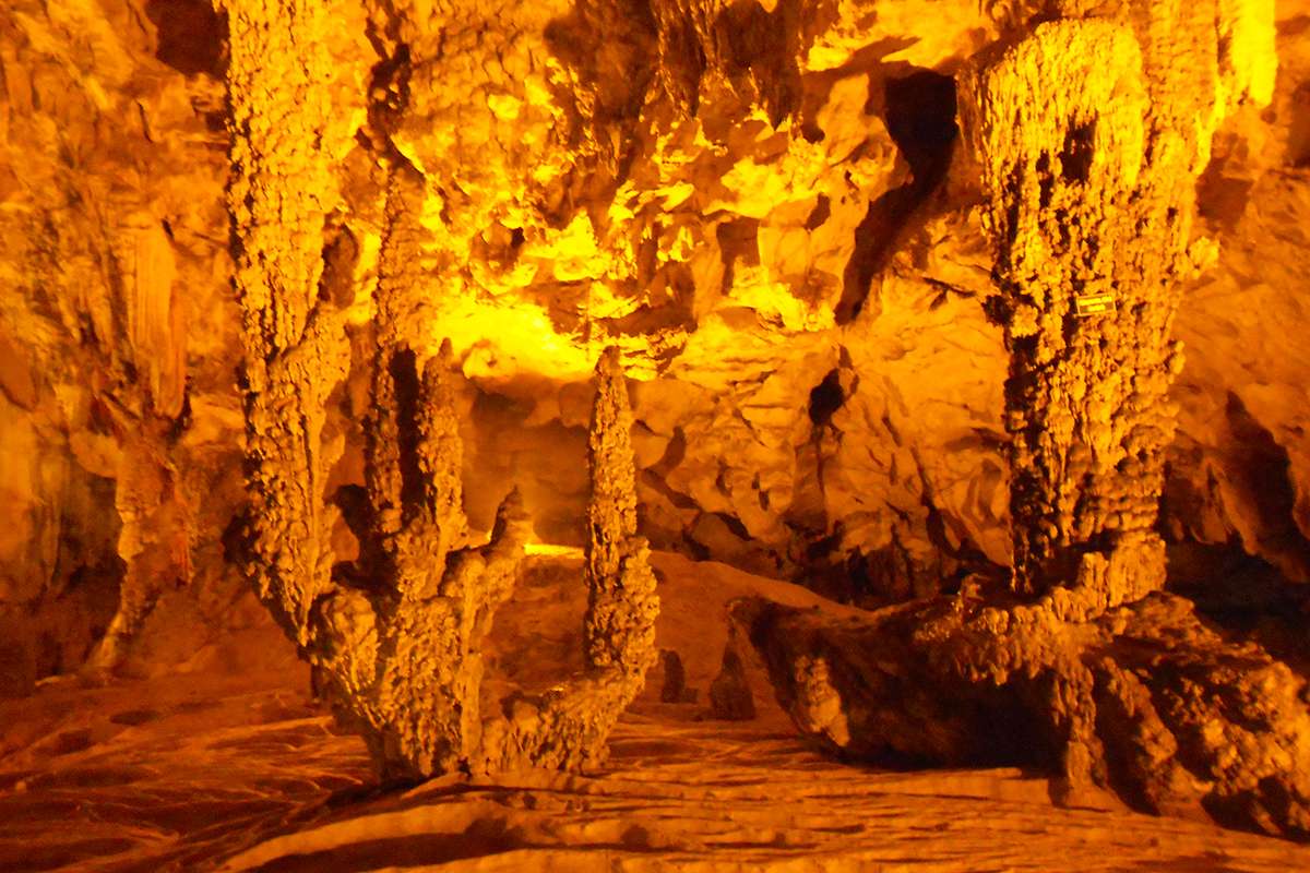 Nguom Ngao cave. Cao Bang