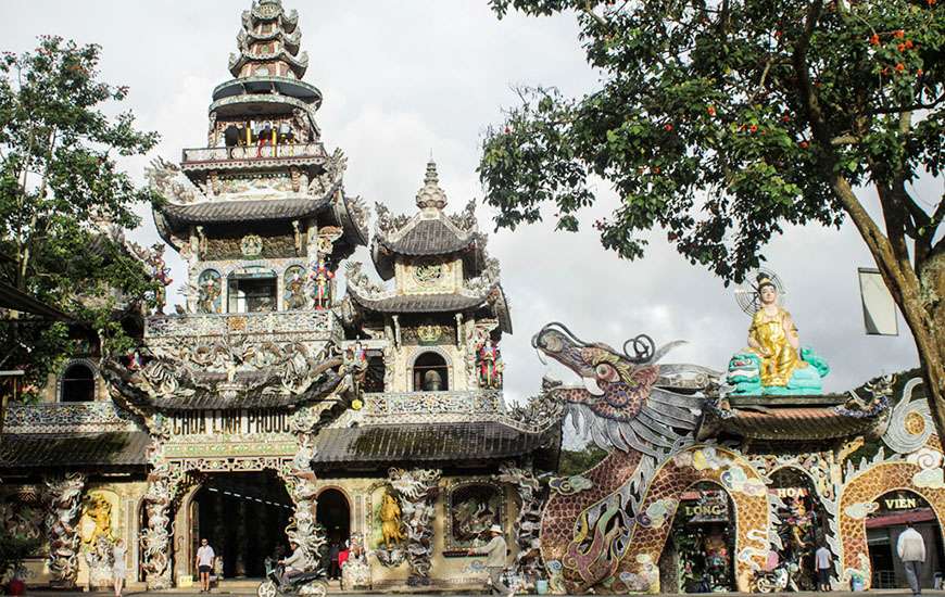 La gare de Cremaillere, la pagode de Linh Phuoc, le palais d'été de Bao Dai. Da Lat, Lam Dong