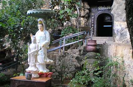 Thac Dong cave pagoda