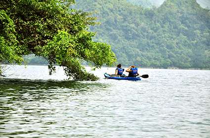 kayaking-ba-be-lake